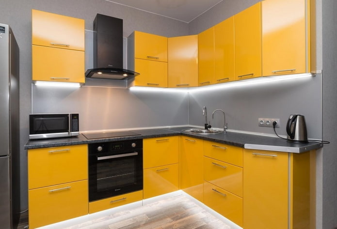 intérieur de cuisine dans les tons jaunes et gris