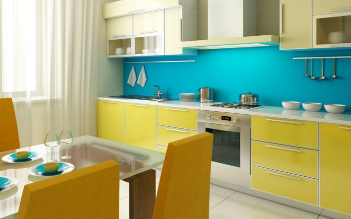 Intérieur de cuisine aux tons jaunes et bleus