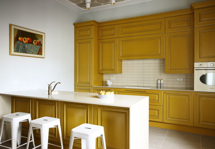 Intérieur de cuisine dans les tons jaunes
