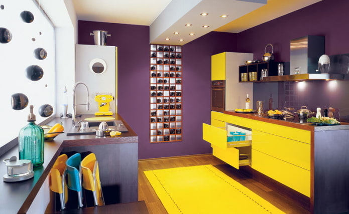 Intérieur de cuisine dans les tons jaune et violet