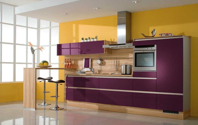 Intérieur de cuisine dans les tons jaune et violet
