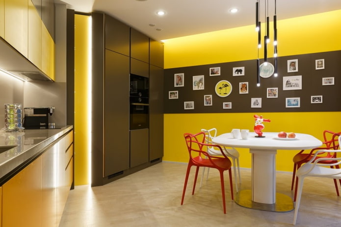 Intérieur de cuisine dans les tons jaune-brun
