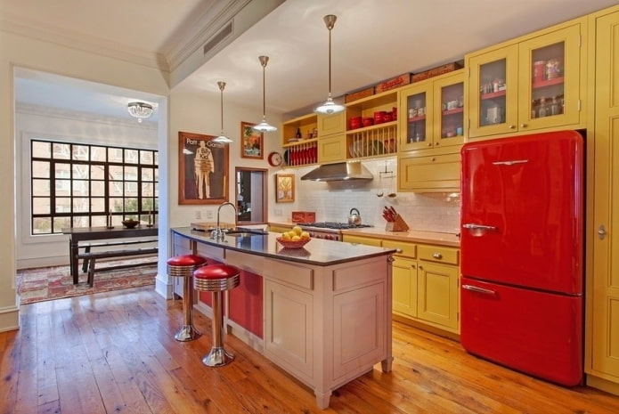 Intérieur de cuisine dans les tons jaune et rouge