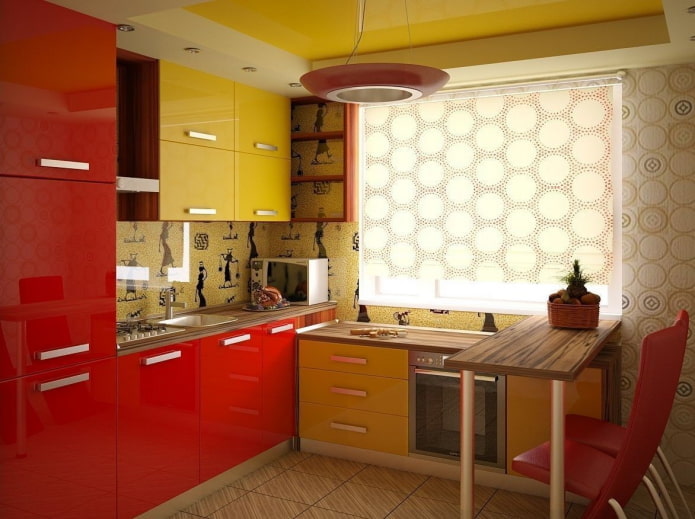 Intérieur de cuisine dans les tons jaune et rouge