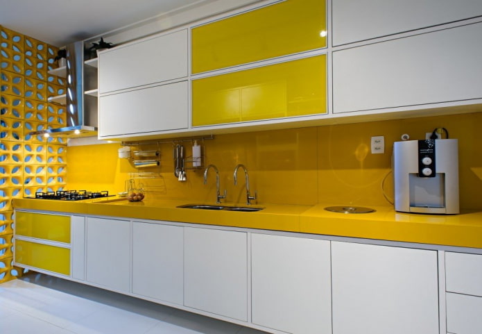 intérieur de cuisine dans les tons jaune et blanc