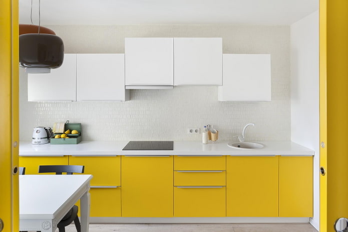 intérieur de cuisine dans les tons jaune et blanc
