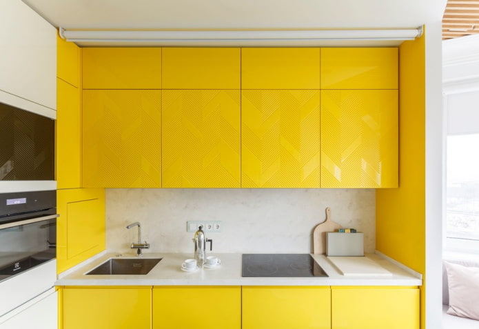 intérieur de cuisine dans les tons jaune et blanc