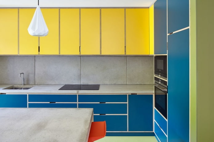 Intérieur de cuisine aux tons jaunes et bleus