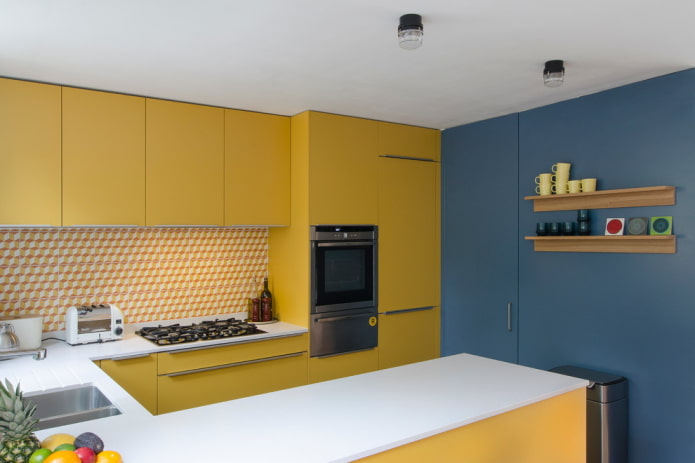 Intérieur de cuisine aux tons jaunes et bleus