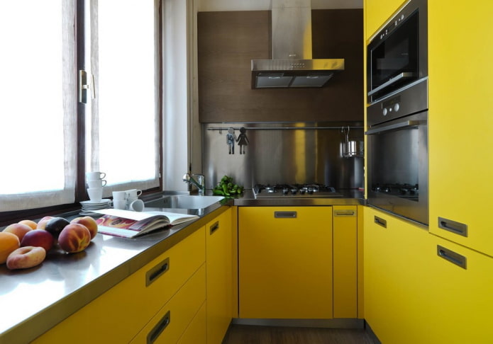Meubles et électroménagers dans une cuisine aux tons jaunes