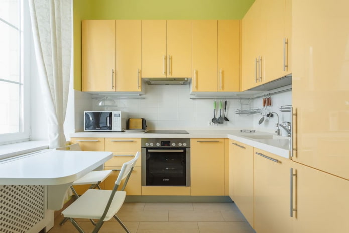 Intérieur de cuisine dans les tons jaunes