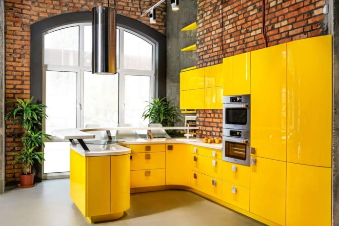 Cuisine aux tons jaunes de style loft