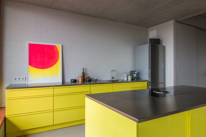 Intérieur de cuisine dans les tons jaune et gris
