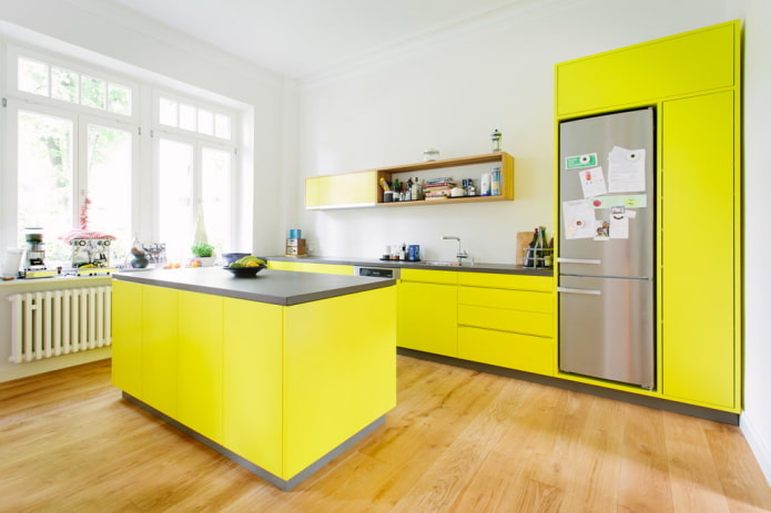 Intérieur de cuisine dans les tons jaunes