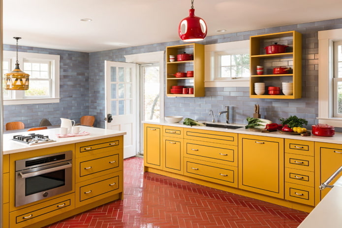 Intérieur de cuisine dans les tons jaune et rouge