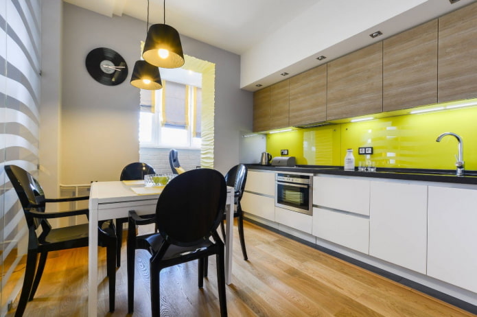 accents jaunes dans l'intérieur de la cuisine