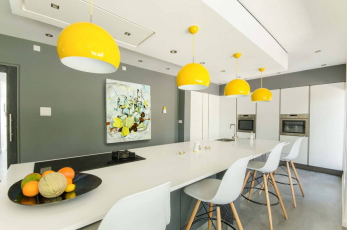 accents jaunes dans l'intérieur de la cuisine