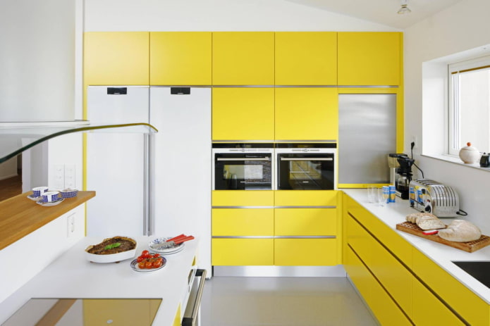 cuisine dans les tons jaunes dans un style moderne