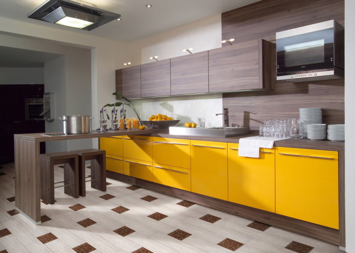 Intérieur de cuisine dans les tons jaune-brun
