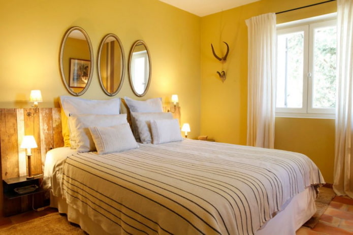 Décoration textile de la chambre dans les tons jaunes