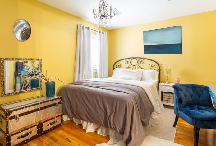 Décoration textile de la chambre dans les tons jaunes
