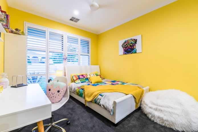 Intérieur d'une chambre de fille dans les tons jaunes