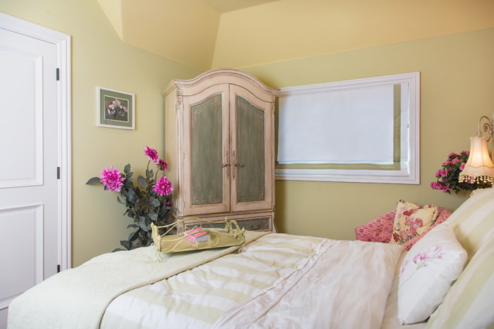Meubles de chambre à coucher dans les tons jaunes