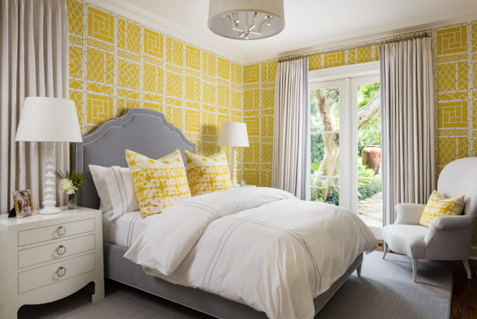 meubles dans l'intérieur d'une chambre aux tons jaunes