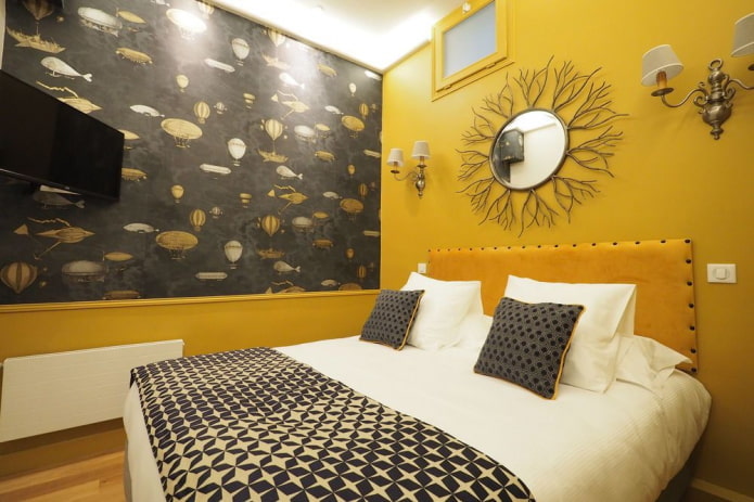 Décoration et éclairage dans une chambre à coucher aux tons jaunes