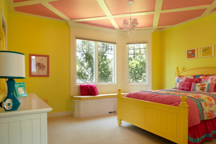 Intérieur d'une chambre de fille dans les tons jaunes