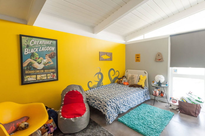 Intérieur d'une chambre de garçon aux tons jaunes