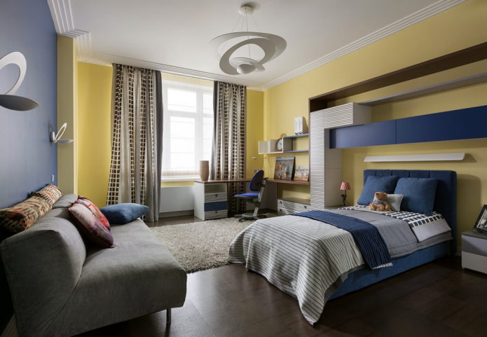 Intérieur d'une chambre de garçon aux tons jaunes