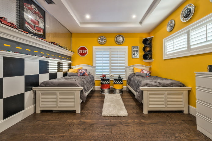 Intérieur d'une chambre de garçon aux tons jaunes