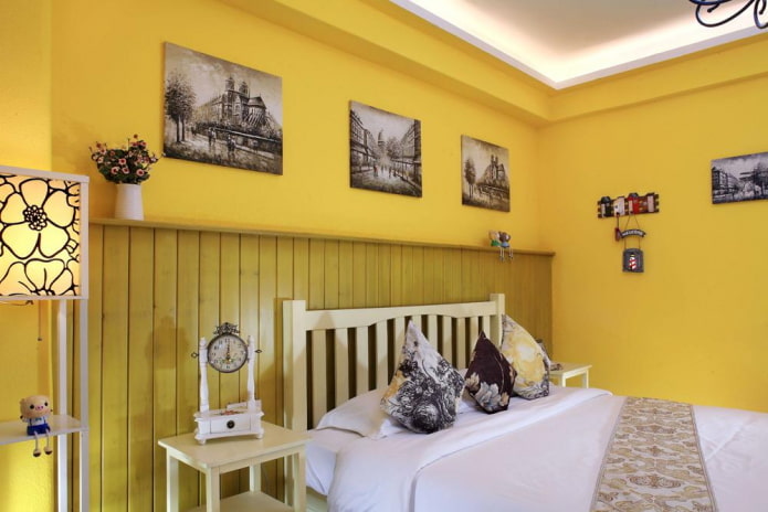Décoration et éclairage dans une chambre à coucher aux tons jaunes