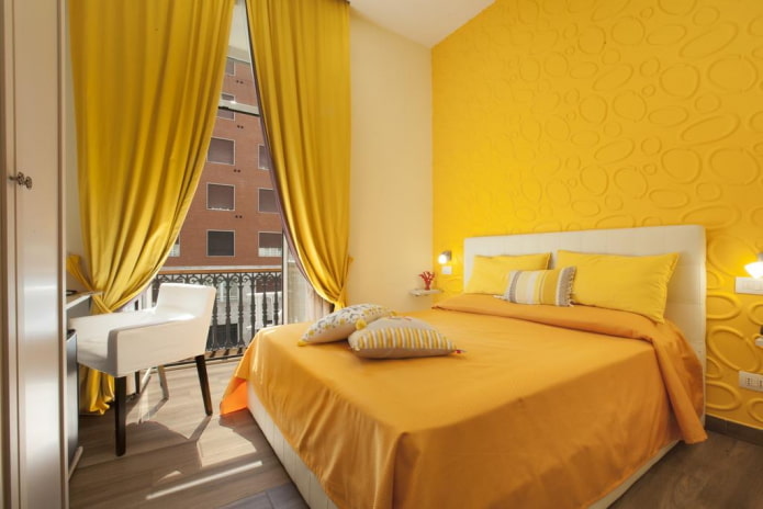 Décoration textile de la chambre dans les tons jaunes