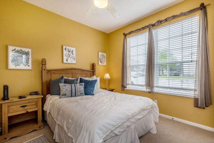 meubles dans l'intérieur d'une chambre aux tons jaunes
