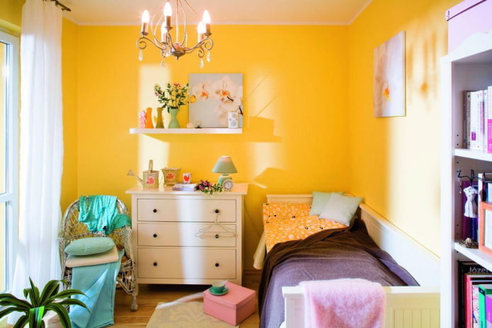 Intérieur d'une chambre de fille dans les tons jaunes
