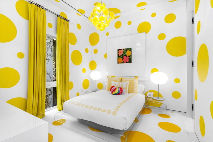 Décoration et éclairage dans une chambre à coucher aux tons jaunes