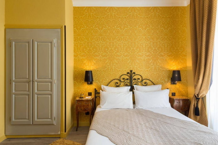 meubles dans Intérieur de la chambre aux tons jaunes