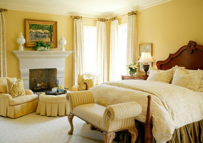 Chambre jaune de style classique