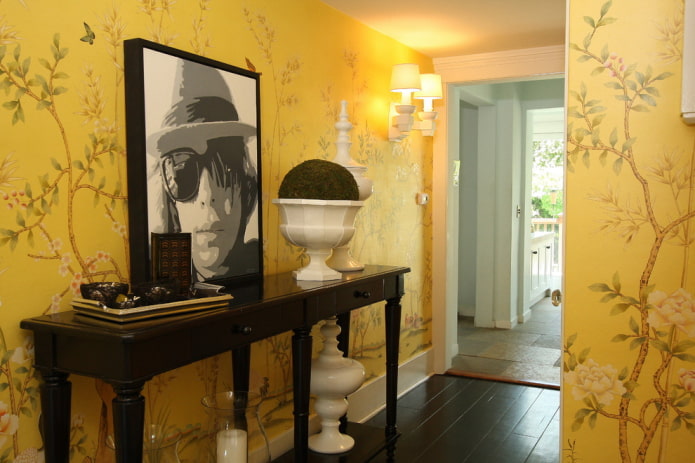 couloir avec des murs décorés de papier peint à motif végétal