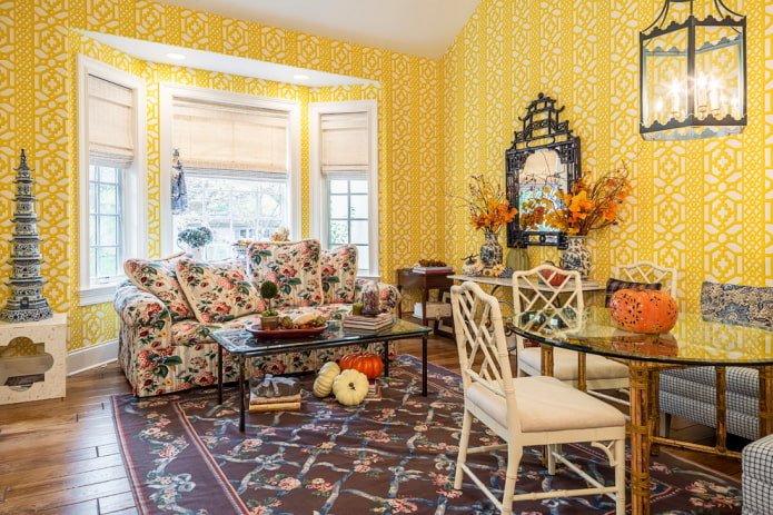 salon avec décoration murale jaune vif