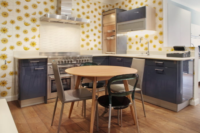 Papier peint à motif jaune dans la cuisine