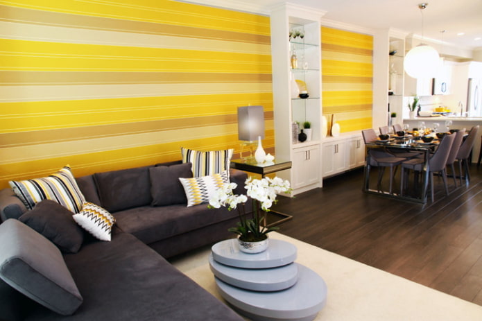 Papier peint à rayures jaunes dans le salon