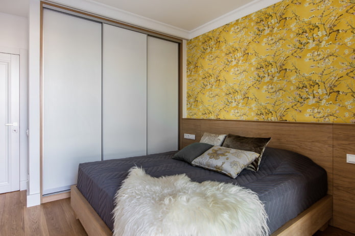 Mur d'accent jaune dans la chambre