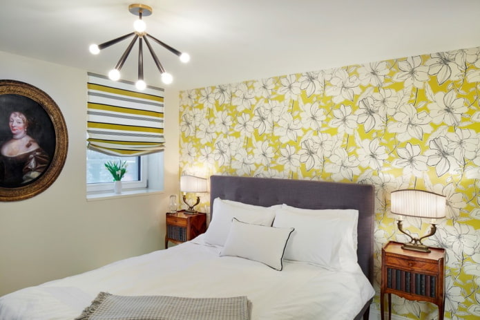 papier peint à fleurs dans la chambre