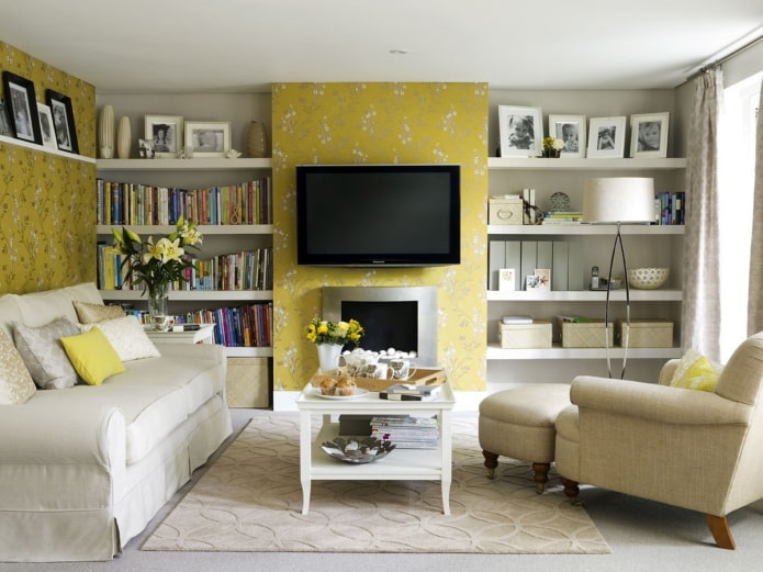 Combinaison de papier peint jaune et beige dans le salon