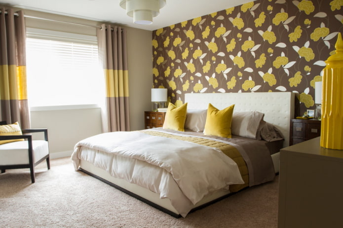 Papier peint jaune et marron dans la chambre