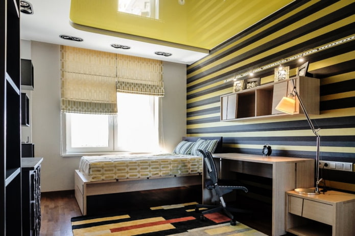 Papier peint jaune et noir dans une chambre d'adolescent