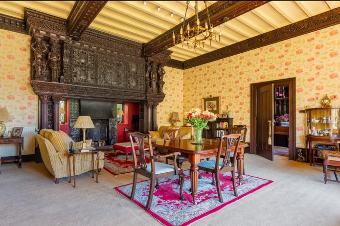 Papier peint jaune et rouge dans le salon